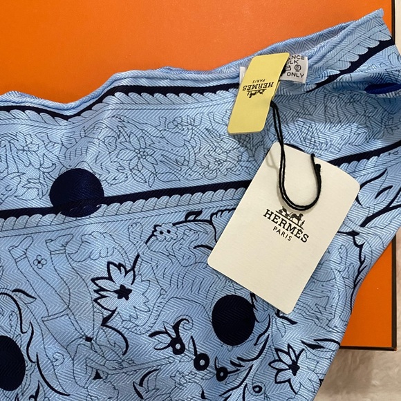 NWT Hermes scarf carre twill 100% soie 140cm cavaliers du caucase - Picture 2 of 5